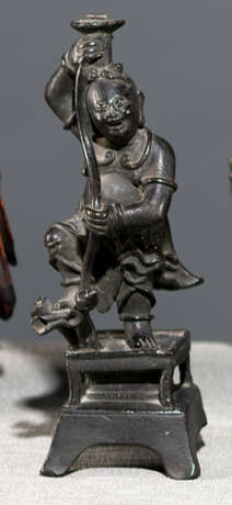 Bronze eines Knaben mit Lotos als Räucherstäbchenhalter - photo 1