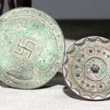 Bronzespiegel mit Griff und Swastika-Symbol, dazu kleiner Spiegel aus Bronze - Foto 1