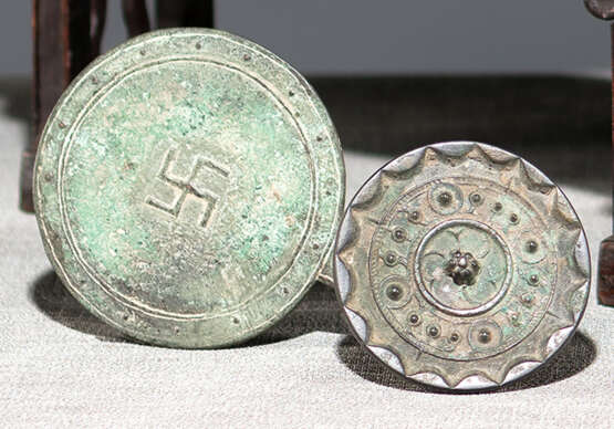Bronzespiegel mit Griff und Swastika-Symbol, dazu kleiner Spiegel aus Bronze - Foto 1