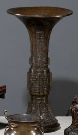 Vase in 'gu'-Form im archaischen Stil aus Bronze - Foto 1