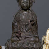 Bronze des Guanyin auf einem Lotos sitzend - фото 1