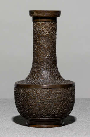 Vase aus Bronze mit 'Mille Fleur'-Dekor in flachem Relief - Foto 1