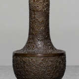 Vase aus Bronze mit 'Mille Fleur'-Dekor in flachem Relief - photo 1