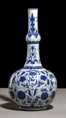 Feine unterglasurblaue dekorierte Flaschenvase mit Blütendekor - photo 1