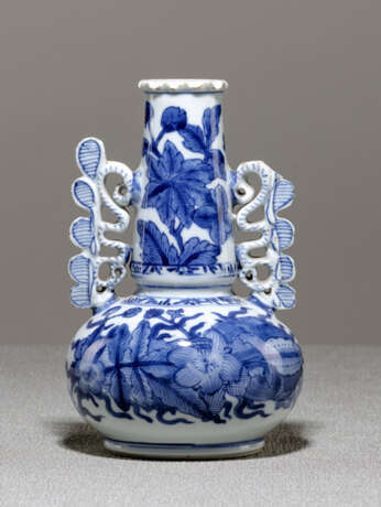 Unterglasurblau dekorierte Vase nach einem venezianischem Glas gestaltet - Foto 1