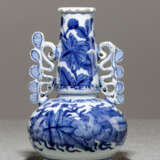 Unterglasurblau dekorierte Vase nach einem venezianischem Glas gestaltet - photo 1