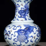 Vase mit buddhistischen Löwen in Unterglasurblau und Kupferrot - Foto 1