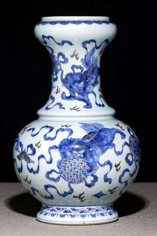 Vase mit buddhistischen Löwen in Unterglasurblau und Kupferrot - Foto 1