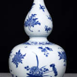 Kalebassenvase aus Porzellan mit unterglasurblauem Blütendekor - photo 1