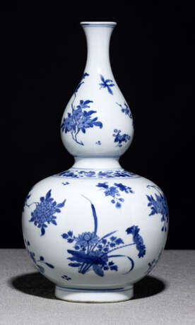 Kalebassenvase aus Porzellan mit unterglasurblauem Blütendekor - Foto 1