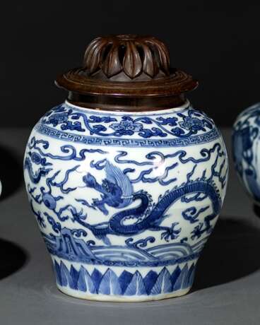 Schultertopf aus Porzellan mit unterglasurblauem Drachendekor und Lingzhi, Holzdeckel - Foto 1