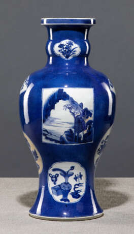 Puderblaue Vase aus Porzellan mit Antiquitäten und Landschaftsreserven - фото 1