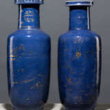 Zwei puderblau glasierte Rouleau-Vasen mit Resten von Goldmalerei - Foto 1