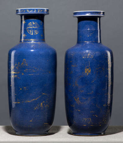 Zwei puderblau glasierte Rouleau-Vasen mit Resten von Goldmalerei - фото 1