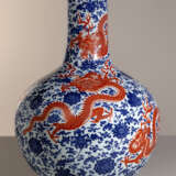 Feine unterglasurblau und eisenrot dekorierte Drachenvase 'tianqiuping' - Foto 1