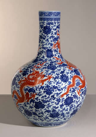 Feine unterglasurblau und eisenrot dekorierte Drachenvase 'tianqiuping' - Foto 3