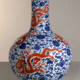 Feine unterglasurblau und eisenrot dekorierte Drachenvase 'tianqiuping' - photo 4