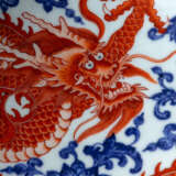 Feine unterglasurblau und eisenrot dekorierte Drachenvase 'tianqiuping' - фото 5