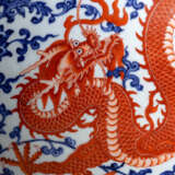 Feine unterglasurblau und eisenrot dekorierte Drachenvase 'tianqiuping' - photo 7