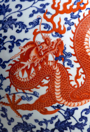 Feine unterglasurblau und eisenrot dekorierte Drachenvase 'tianqiuping' - Foto 7