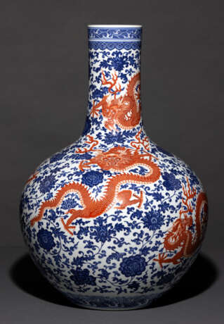 Feine unterglasurblau und eisenrot dekorierte Drachenvase 'tianqiuping' - Foto 9