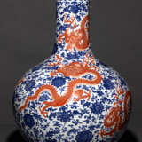 Feine unterglasurblau und eisenrot dekorierte Drachenvase 'tianqiuping' - photo 9