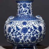Grosse Vase mit Dekor der 'Acht buddhistischen Embleme' aus Porzellan - photo 1
