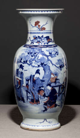 Vase aus Porzellan mit Gelehrtendarstellung im Garten in Unterglasurblau und Kupferrot - Foto 1