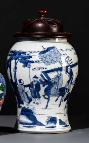 Unterglasurblau dekorierte Vase mit Romanszene aus Porzellan, Holzdeckel - photo 1