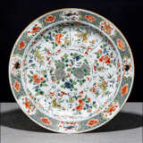 Große 'Famille verte'-Platte aus Porzellan mit Blütendekor - photo 1