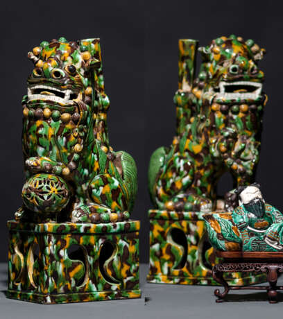 Paar 'Sancai'-glasierte Räucherstäbchenhalter in Form von buddhistischen Wächterlöwen - фото 1