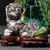 Liegender Löwe aus Bisquit-Porzellan farbig glasiert, Holzsockel - photo 1
