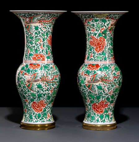 Paar 'Wucai'-Yenyen-Vasen aus Porzellan auf feuervergoldeten Bronzeständen - Foto 1