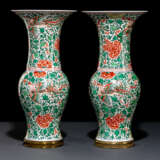 Paar 'Wucai'-Yenyen-Vasen aus Porzellan auf feuervergoldeten Bronzeständen - photo 1