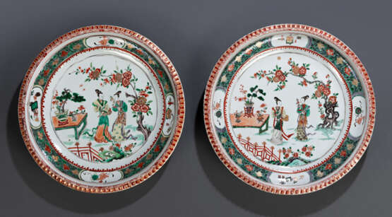 Paar 'Famille verte'-Platten aus Porzellan mit Szene von Damen in einer Gartenlandschaft - Foto 1