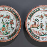 Paar 'Famille verte'-Platten aus Porzellan mit Szene von Damen in einer Gartenlandschaft - photo 1