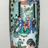 Feine polychrom dekorierte Rouleau-Vase aus Porzellan - photo 1