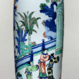 Feine polychrom dekorierte Rouleau-Vase aus Porzellan - photo 2