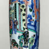 Feine polychrom dekorierte Rouleau-Vase aus Porzellan - photo 3