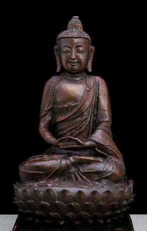 Bronze des Buddha Shakyamuni auf einem Lotos sitzend - фото 1