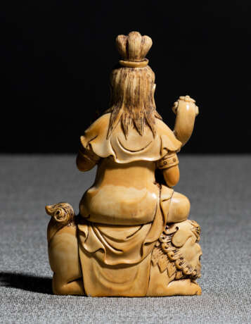 Feine Elfenbeinfigur des Guanyin auf einem Löwen - фото 2