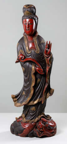 Figur des Guanyin aus Holz mit Lackauflage und Vergoldung, ein Zepter haltend - Foto 1
