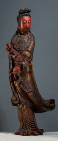 Große Holzfigur des Guanyin mit Lackauflage und Vergoldung - photo 1