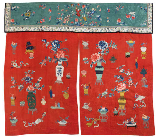 Großer Wandbehang mit Blütenvasen und Antiquitäten in Seidenstickerei auf rotem Fond - photo 1