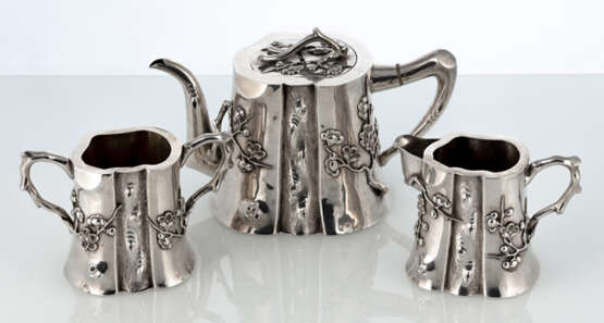 Teekanne, Zuckerbehälter und Milchgießer aus Silber mit Prunuszweigen in Relief - photo 1