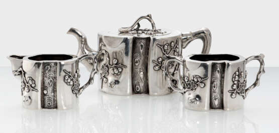 Teekanne, Zuckerdose und Milchkännchen aus Silber mit Prunuszweigen in Relief - Foto 1