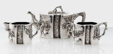 Teekanne, Zuckerdose und Milchkännchen aus Silber mit Prunuszweigen in Relief