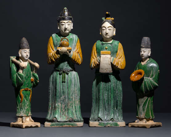 Vier 'Sancai'-farben glasierte Hofdiener aus Irdenware mit verschiedenen Gegenständen - Foto 1