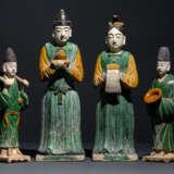 Vier 'Sancai'-farben glasierte Hofdiener aus Irdenware mit verschiedenen Gegenständen - photo 1