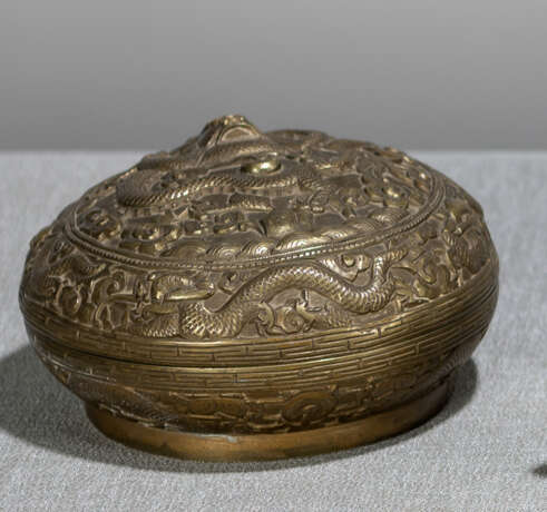 Deckeldose aus Bronze mit Drachen in Relief - фото 1